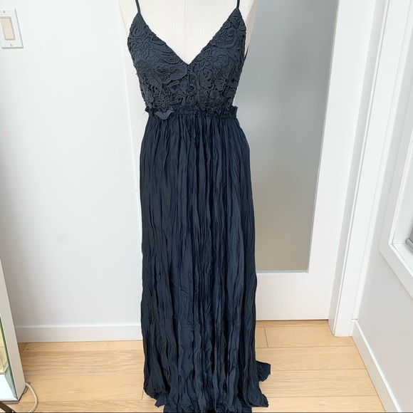 Lulu’s navy blue crinkle fabric w/ lace bodice backless maxi dress boho chic - Picture 4 of 10